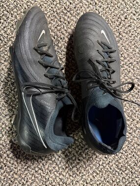 Nike Men’s Black flyknit cleats